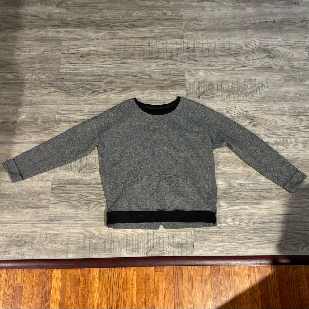 Lululemon Gray and black crew neck size 4